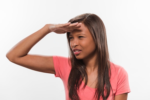 Portret van een Afrikaanse tiener die haar ogen beschermt