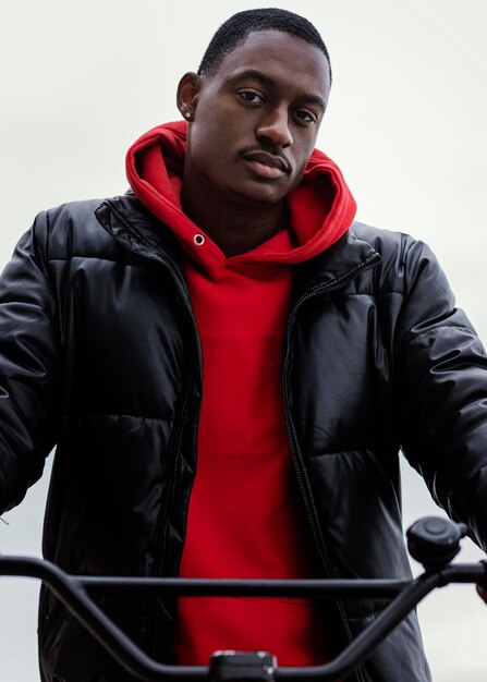 Portret van een Afro-Amerikaanse man en zijn fiets