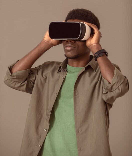 Portret van een Afro-Amerikaanse man met behulp van virtual reality headset