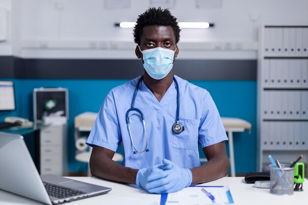 Portret van een Afro-Amerikaanse man met een beroep als verpleegster