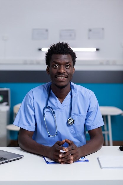 Portret van een afro-amerikaanse man met een beroep van verpleegster