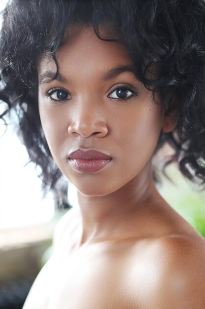 Portret van een Afro-Amerikaanse mooie jonge vrouw
