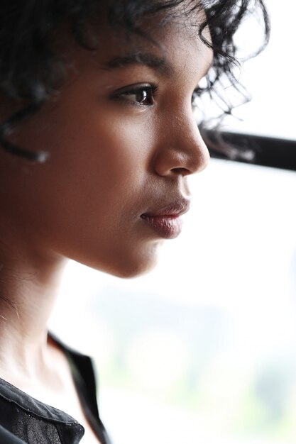 Gratis foto portret van een afro-amerikaanse mooie jonge vrouw