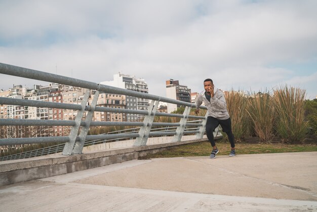 Portret van een atletische man loopt.