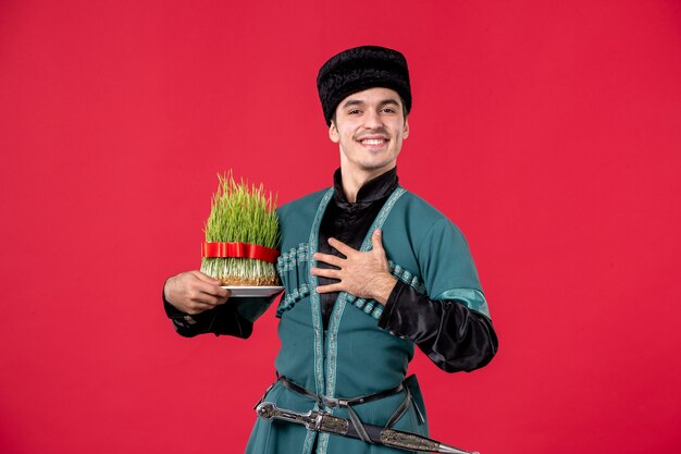 Portret van een azeri-man in traditionele klederdracht met semeni studio-opname rode novruz danser performer
