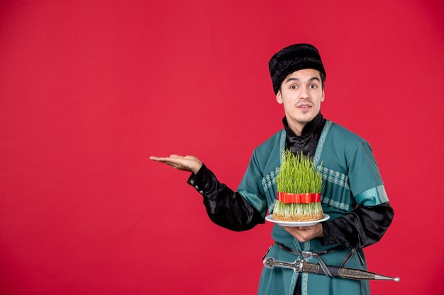 Portret van een azeri man in traditionele klederdracht met semeni studio shot rode concept novruz lente