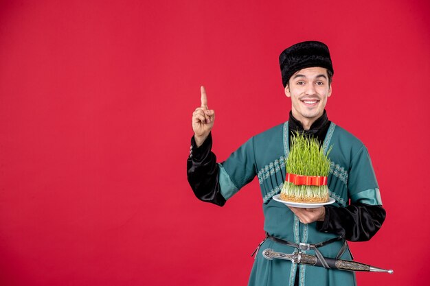 Portret van een azeri man in traditionele klederdracht met semeni studio shot rode concept performer lente novruz