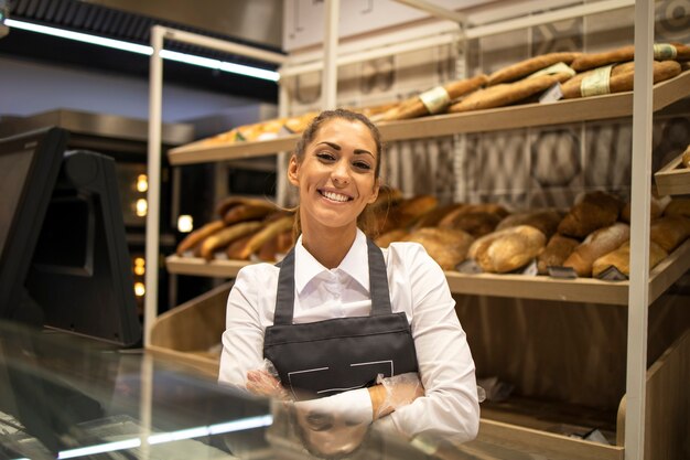 Portret van een bakkerijverkoper in een supermarkt