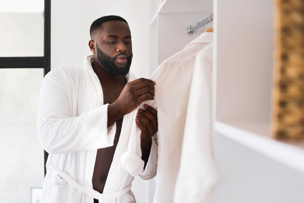 Portret van een bebaarde man zijn garderobe controleren