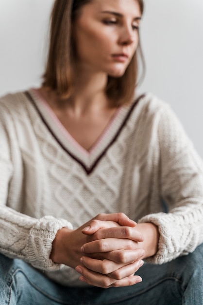 Gratis foto portret van een bezorgde vrouw