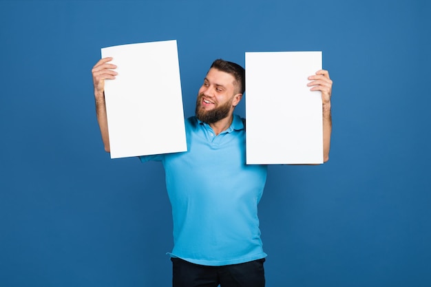 Portret van een blanke man geïsoleerd op blauwe studio achtergrond met copyspace