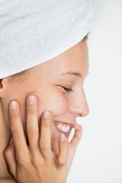 Gratis foto portret van een blanke vrouw die haar dagelijkse huidverzorgingsroutine doet