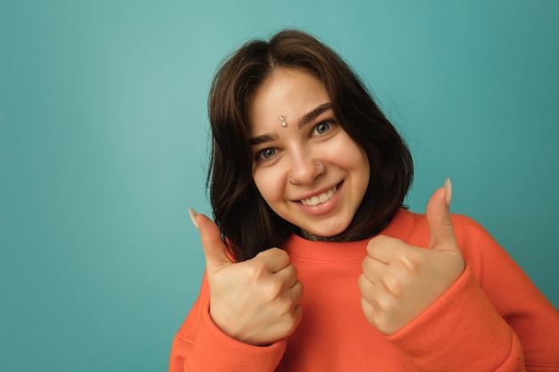 Portret van een blanke vrouw geïsoleerd op blauwe studio achtergrond met copyspace