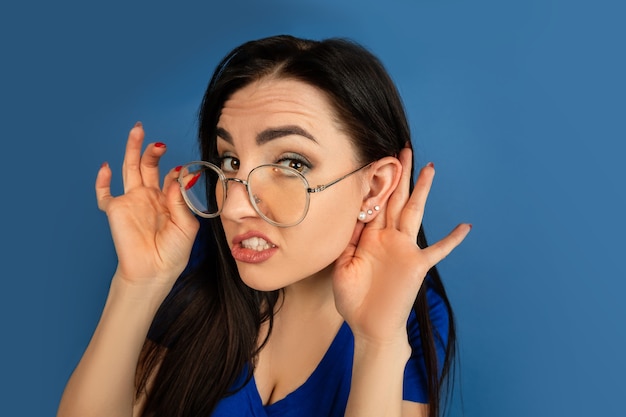 Portret van een blanke vrouw geïsoleerd op blue