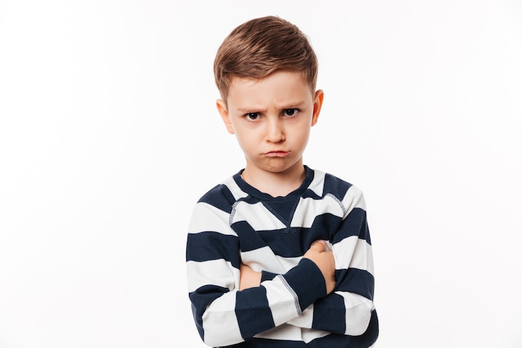 Gratis Foto portret van een boos schattig klein kind