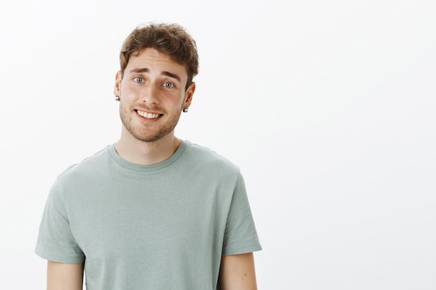 Gratis foto portret van een casual man poseren in de studio