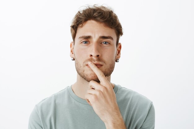 Portret van een casual man poseren in de studio