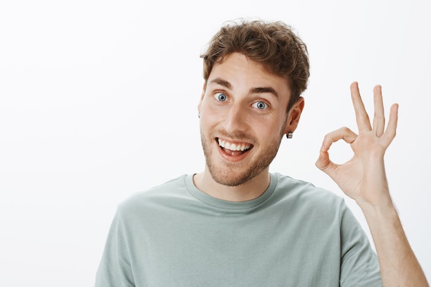 Portret van een casual man poseren in de studio