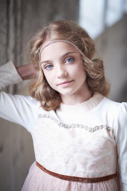 Portret van een charmant klein meisje model poseren in een studio.