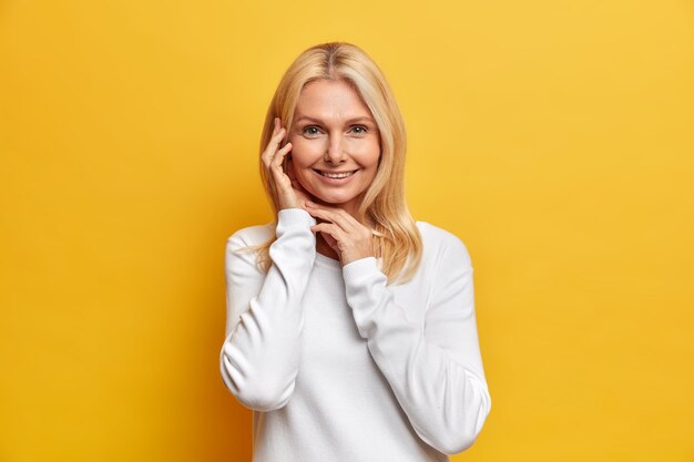 Portret van een charmante, aantrekkelijke vrouw van middelbare leeftijd met blond haar