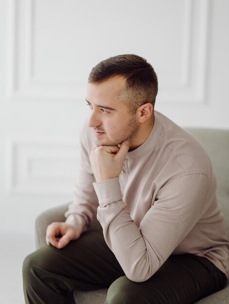 Portret van een charmante succesvolle jonge zakenman in een bruin shirt