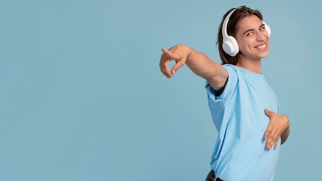 Portret van een coole tiener die naar muziek luistert