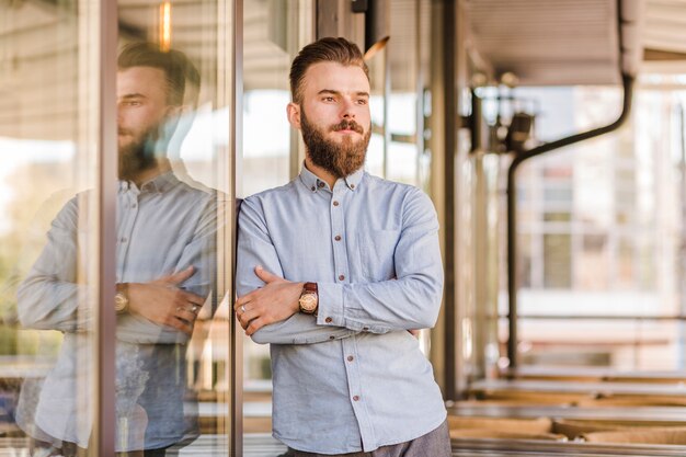 Portret van een ernstige jonge mens die zich in restaurant bevindt