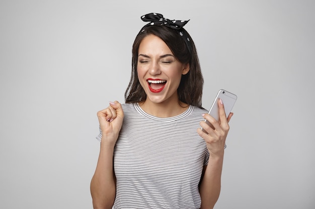 Portret van een expressieve vrouw die zich voordeed in de studio