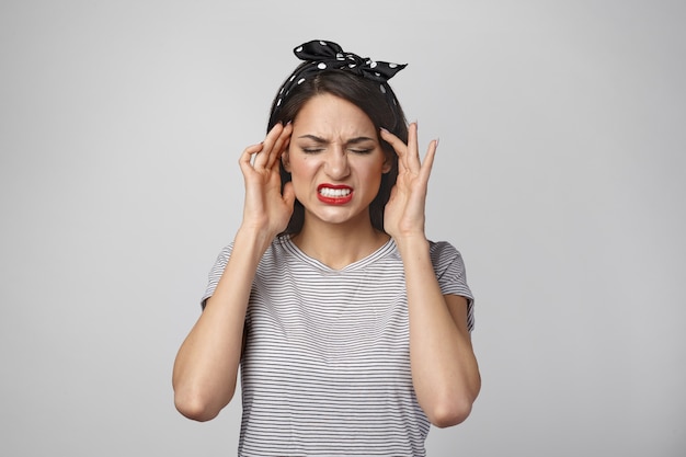 Portret van een expressieve vrouw die zich voordeed in de studio