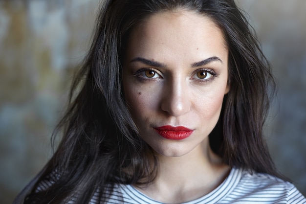 Gratis foto portret van een expressieve vrouw die zich voordeed in de studio