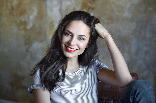 Portret van een expressieve vrouw die zich voordeed in de studio