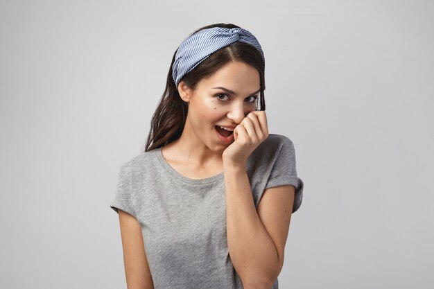 Portret van een expressieve vrouw die zich voordeed in de studio