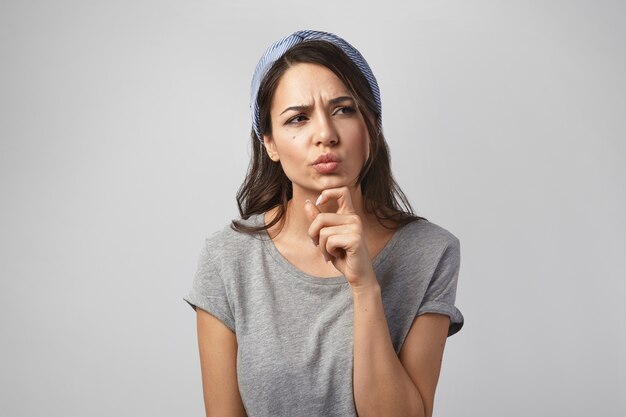 Portret van een expressieve vrouw die zich voordeed in de studio