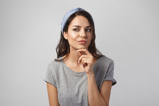 Portret van een expressieve vrouw die zich voordeed in de studio