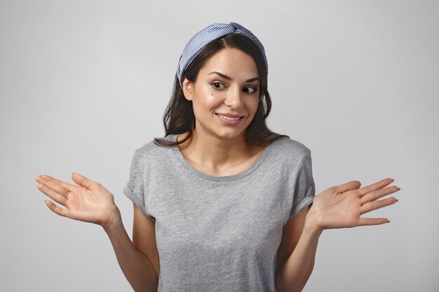 Portret van een expressieve vrouw die zich voordeed in de studio