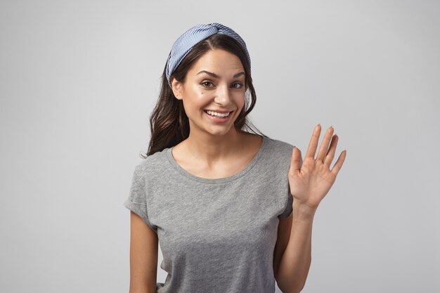 Portret van een expressieve vrouw die zich voordeed in de studio