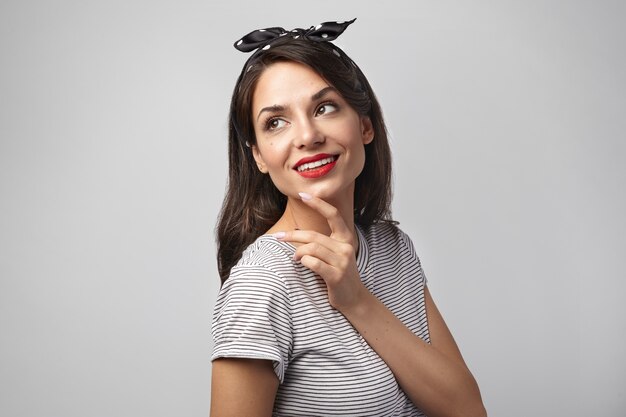 Portret van een expressieve vrouw die zich voordeed in de studio