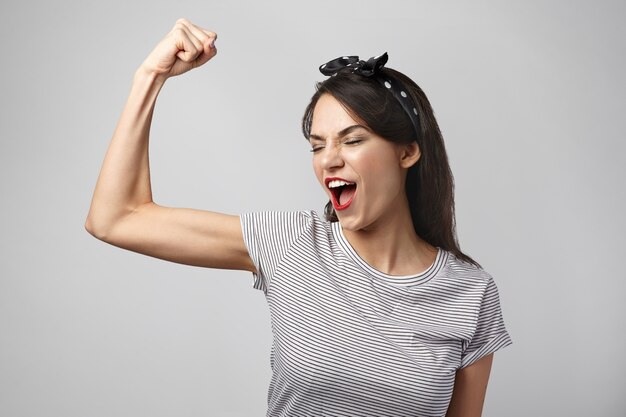 Portret van een expressieve vrouw die zich voordeed in de studio