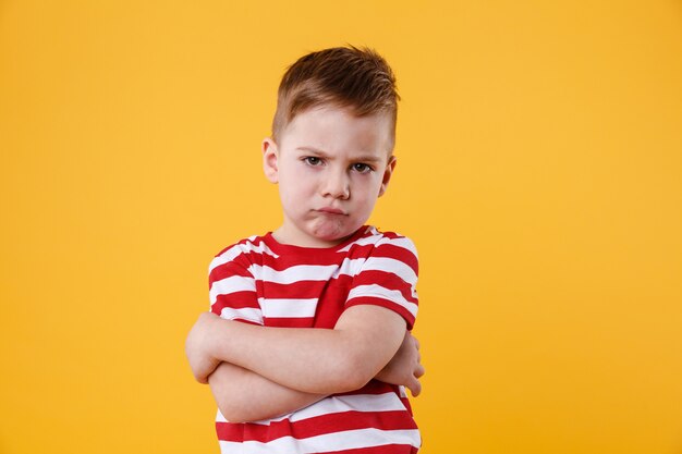 Portret van een fronsend boos jongetje camera kijken