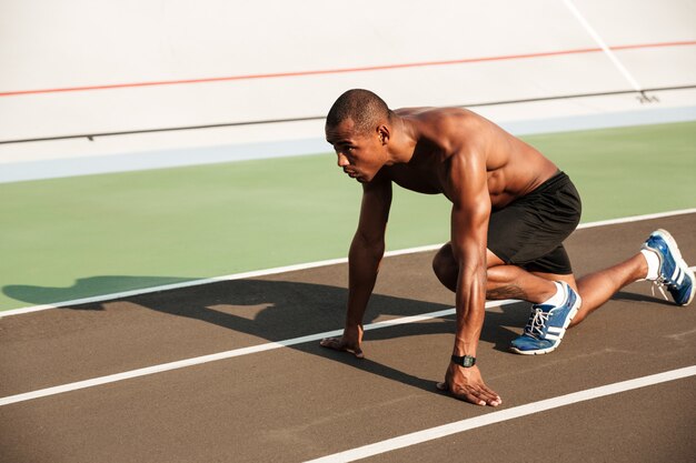 Portret van een geconcentreerde gezonde afro Amerikaanse sportman