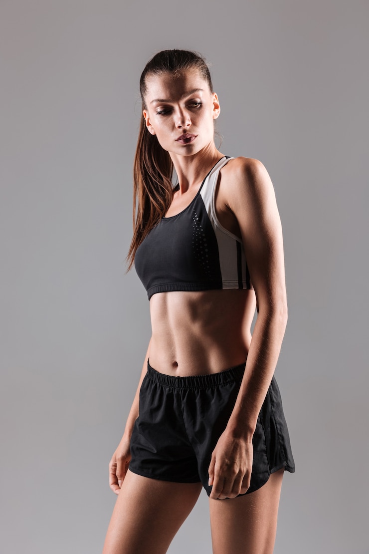 Gratis Foto portret van een geconcentreerde jonge fitness vrouw poseren