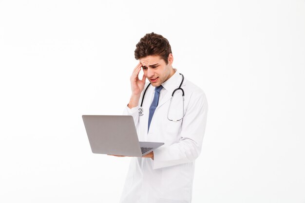 Portret van een gefrustreerde jonge mannelijke arts