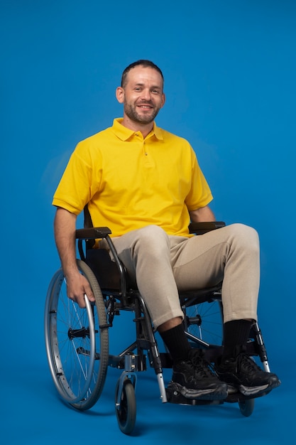 Portret van een gehandicapte man in een rolstoel