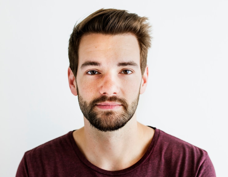 Gratis Foto portret van een geïsoleerde blanke man