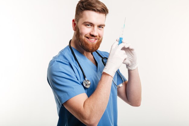 Portret van een gelukkig aantrekkelijke arts of verpleegkundige