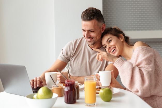 Portret van een gelukkig houdend van paar dat ontbijt heeft