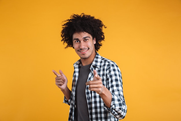 Portret van een gelukkig jonge Afro-Amerikaanse man