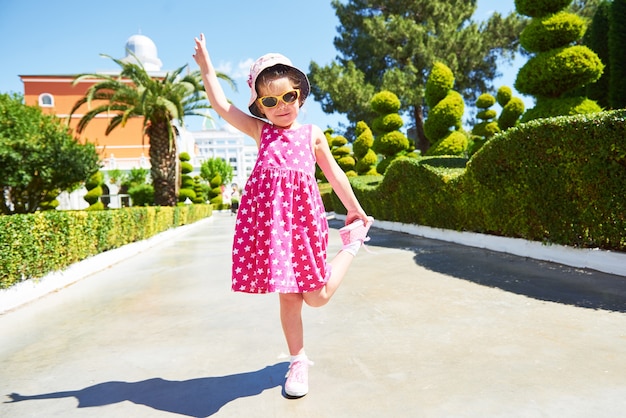 Portret van een gelukkig kind buiten het dragen van een zonnebril in zomerdag. Amara Dolce Vita luxe hotel. Toevlucht. Tekirova-Kemer. Kalkoen.