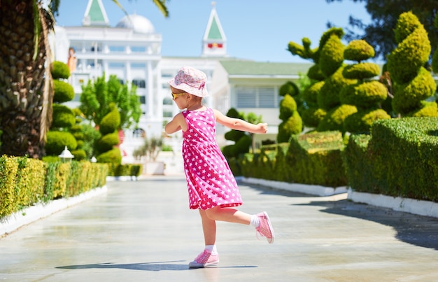 Portret van een gelukkig kind buiten het dragen van een zonnebril in zomerdag. Amara Dolce Vita luxe hotel. Toevlucht. Tekirova-Kemer. Kalkoen.