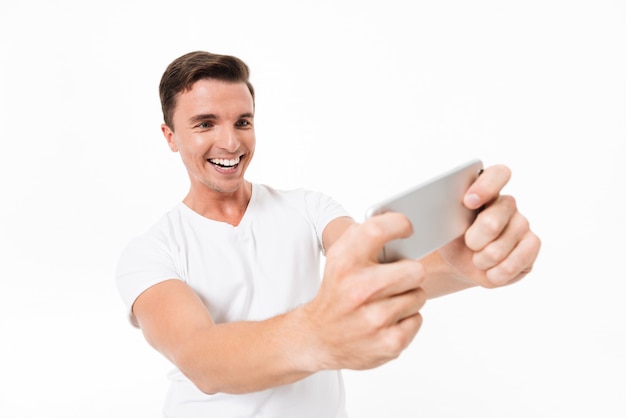 Portret van een gelukkig lachend man in wit t-shirt